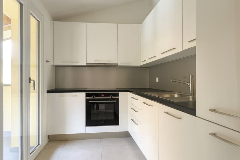 Moderne 3.5-Zimmer-Dachwohnung mit Balkon, Aussicht und zwei Parkplätzen (4)