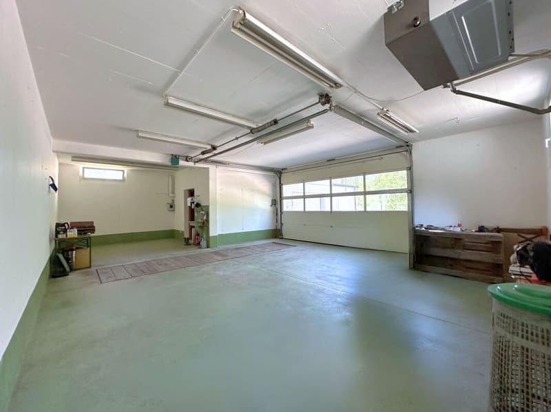 Interesting single-family house in the green, with large hobby room/garage and partial lake view (15)