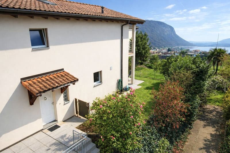 Interesting single-family house in the green, with large hobby room/garage and partial lake view (3)