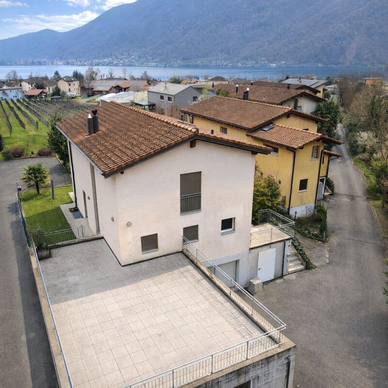 Interesting single-family house in the green, with large hobby room/garage and partial lake view (17)