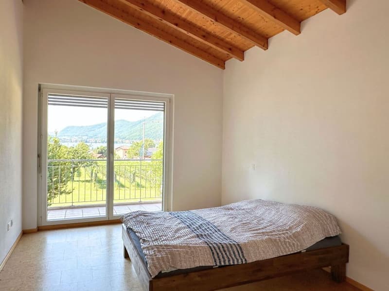 Interesting single-family house in the green, with large hobby room/garage and partial lake view (12)