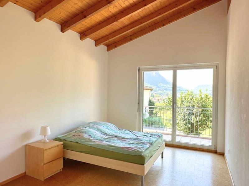 Interesting single-family house in the green, with large hobby room/garage and partial lake view (11)