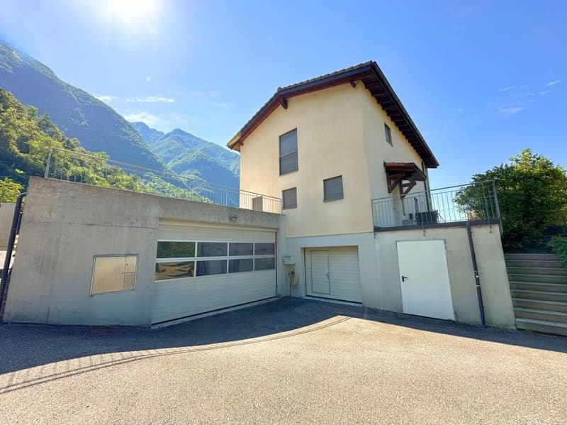 Interesting single-family house in the green, with large hobby room/garage and partial lake view (16)