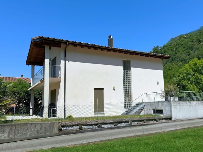 Interesting single-family house in the green, with large hobby room/garage and partial lake view (19)