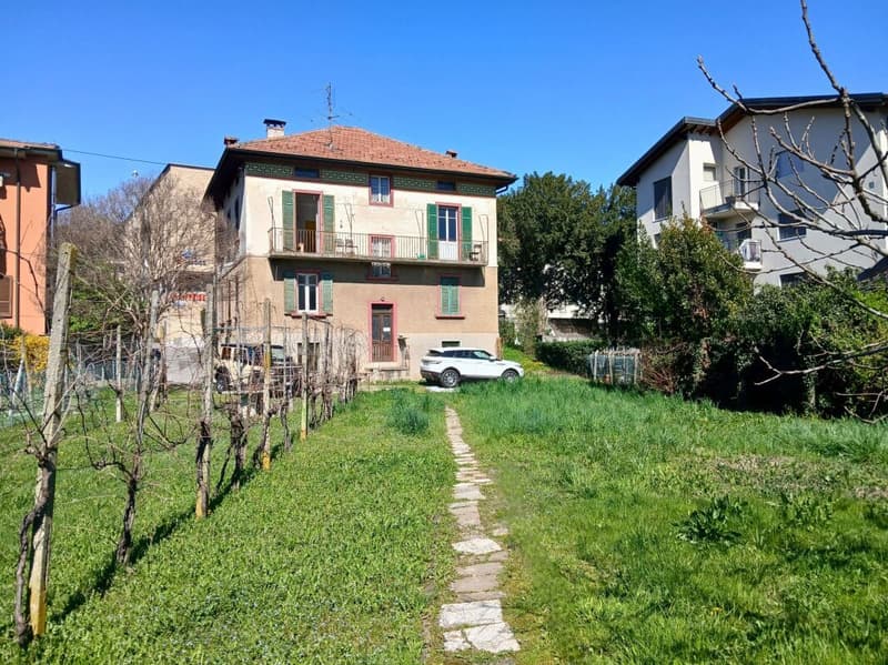 Villa d'époque à réévaluer, avec terrain constructible pour d'autres développements (4)