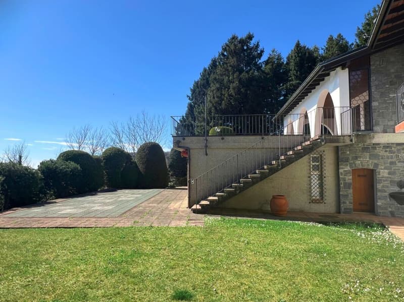 Vaste villa dans le vert avec piscine, vue panoramique et plus de 7'000 m² de terrain (7)