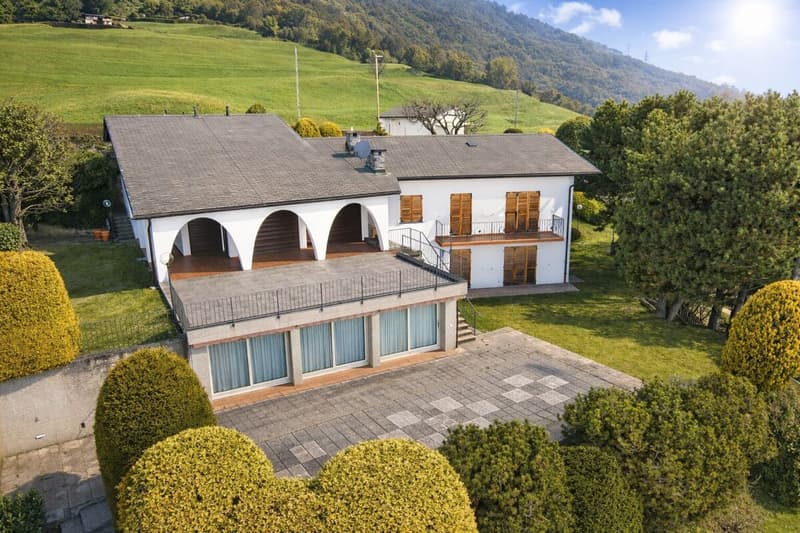 Vaste villa dans le vert avec piscine, vue panoramique et plus de 7'000 m² de terrain (2)