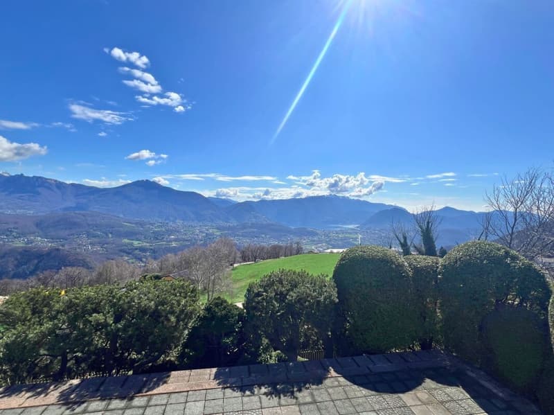Vaste villa dans le vert avec piscine, vue panoramique et plus de 7'000 m² de terrain (8)