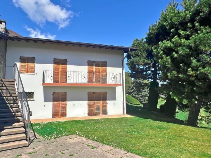Vaste villa dans le vert avec piscine, vue panoramique et plus de 7'000 m² de terrain (12)