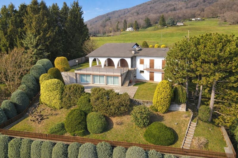 Vaste villa dans le vert avec piscine, vue panoramique et plus de 7'000 m² de terrain (4)