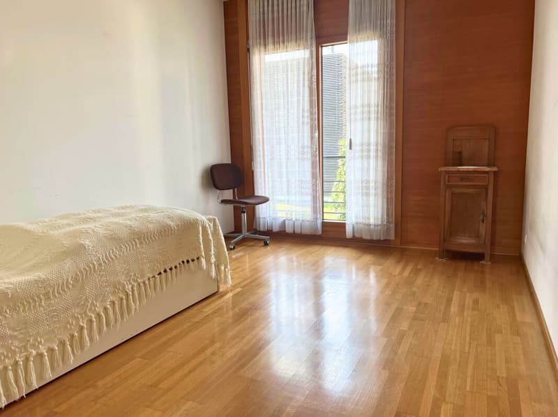 Grande villa uni-bifamiliale sur trois niveaux avec jardin (11)