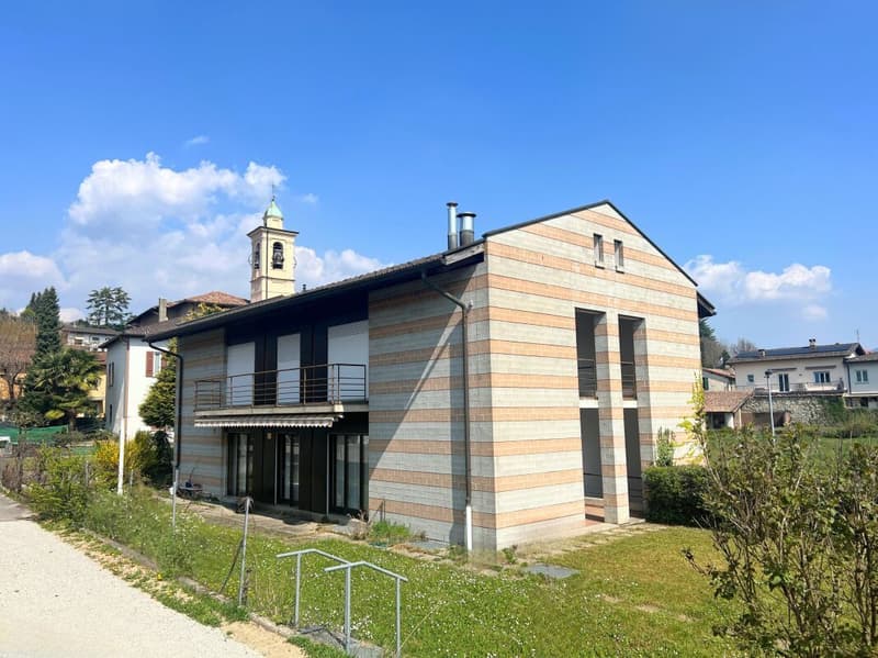 Grande villa uni-bifamiliale sur trois niveaux avec jardin (1)