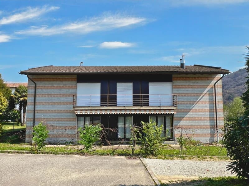 Grande villa uni-bifamiliale sur trois niveaux avec jardin (2)