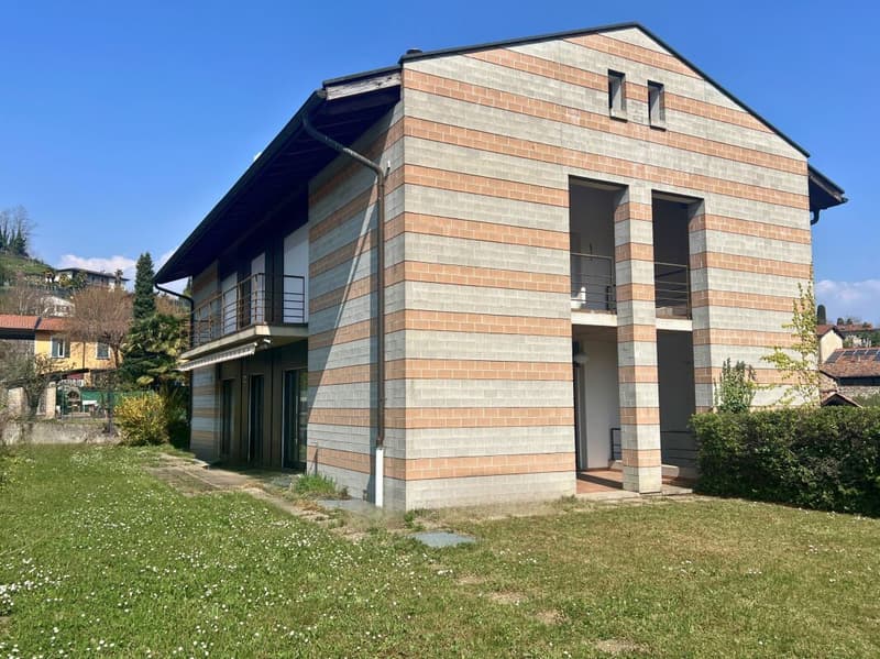 Grande villa uni-bifamiliale sur trois niveaux avec jardin (16)