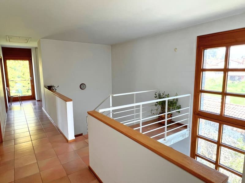 Grande villa uni-bifamiliale sur trois niveaux avec jardin (7)
