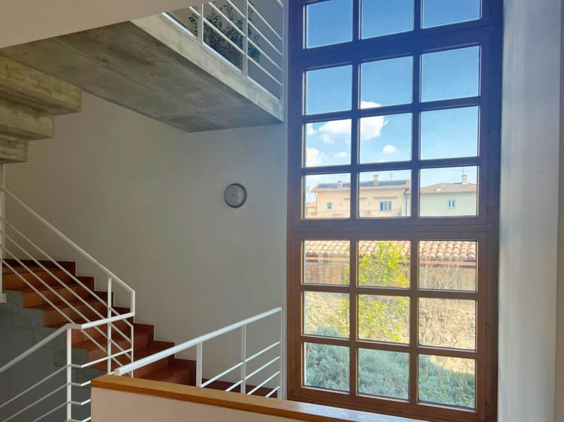 Grande villa uni-bifamiliale sur trois niveaux avec jardin (8)