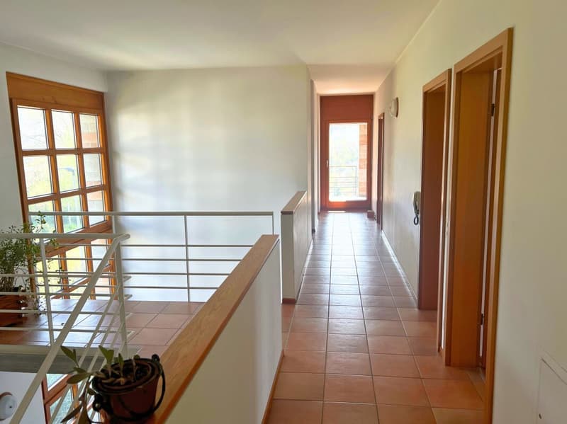 Grande villa uni-bifamiliale sur trois niveaux avec jardin (9)