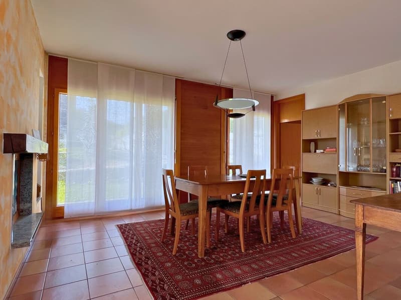 Grande villa uni-bifamiliale sur trois niveaux avec jardin (4)
