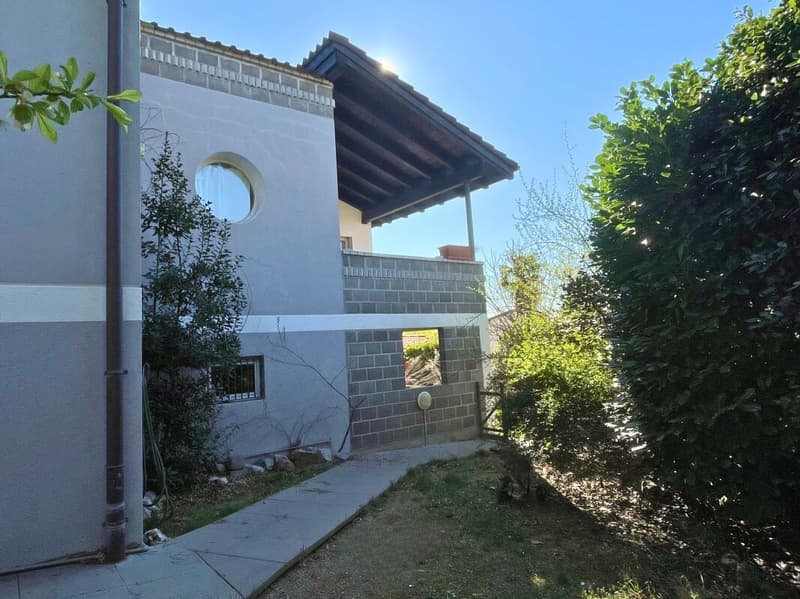 Interesting single-family house with independent apartment and garden (8)
