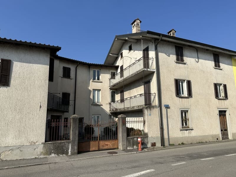 Intéressant complexe résidentiel à rénover avec cour privée et petit jardin (2)