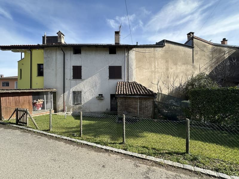 Intéressant complexe résidentiel à rénover avec cour privée et petit jardin (5)