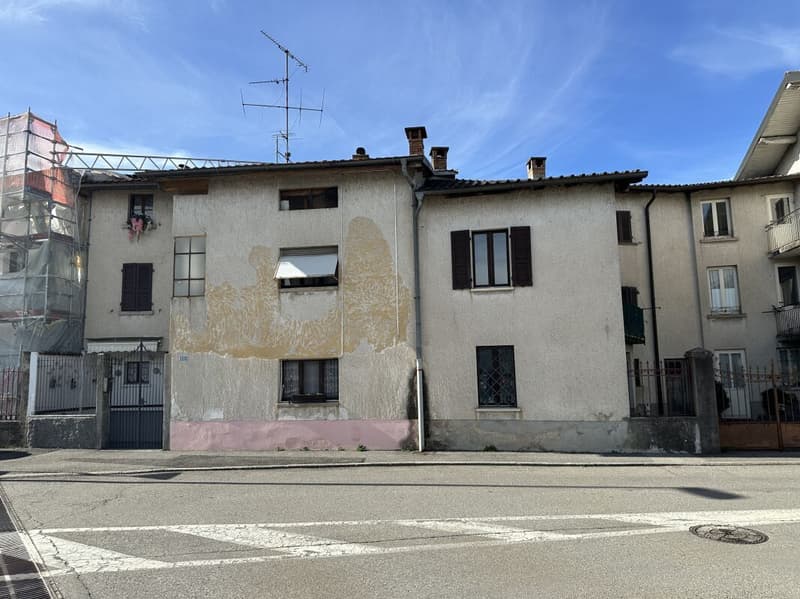 Intéressant complexe résidentiel à rénover avec cour privée et petit jardin (3)