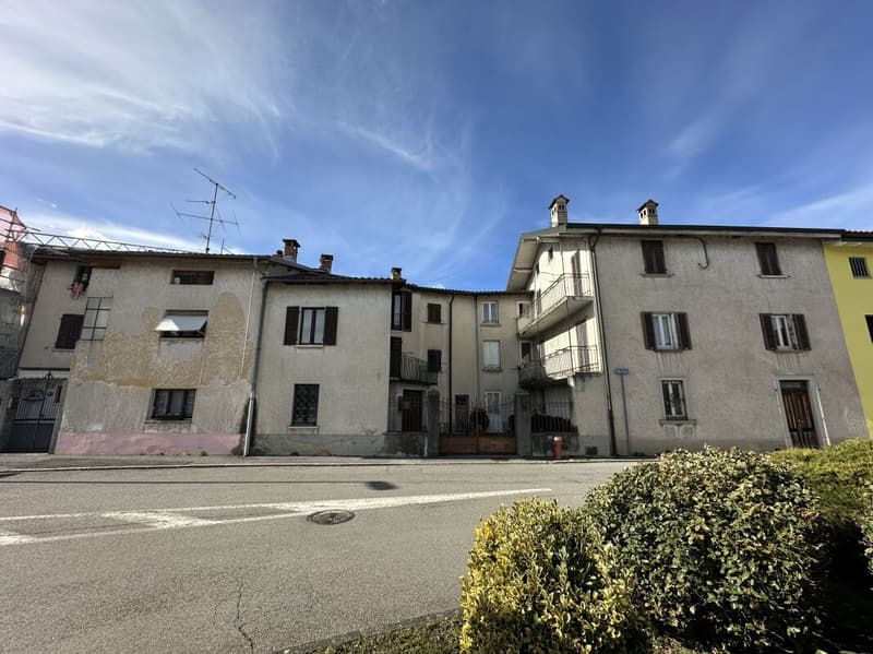 Intéressant complexe résidentiel à rénover avec cour privée et petit jardin (1)