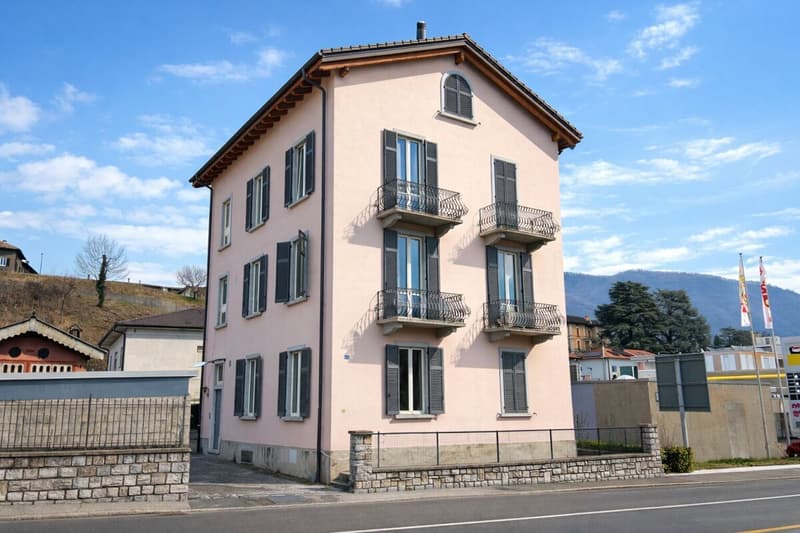 Vaste maison multifamiliale avec garage à Balerna (1)