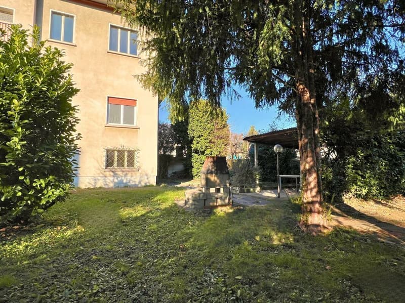 Vaste propriété résidentielle et commerciale avec jardin (13)