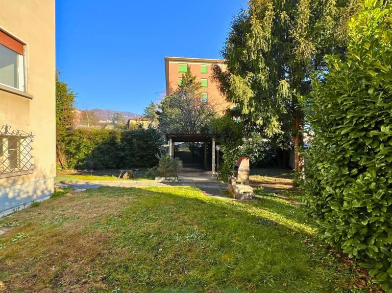 Vaste propriété résidentielle et commerciale avec jardin (12)