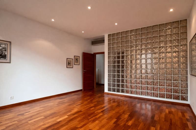 Appartement de bureau élégant à vendre dans le centre de Chiasso (2)