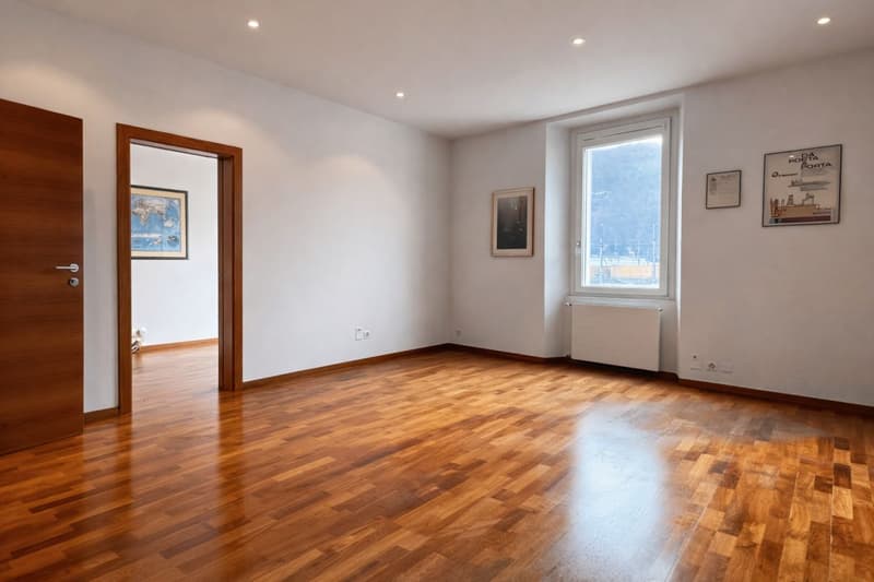 Appartement de bureau élégant à vendre dans le centre de Chiasso (1)