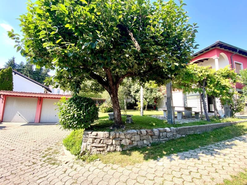Detached house with garden and garage (4)
