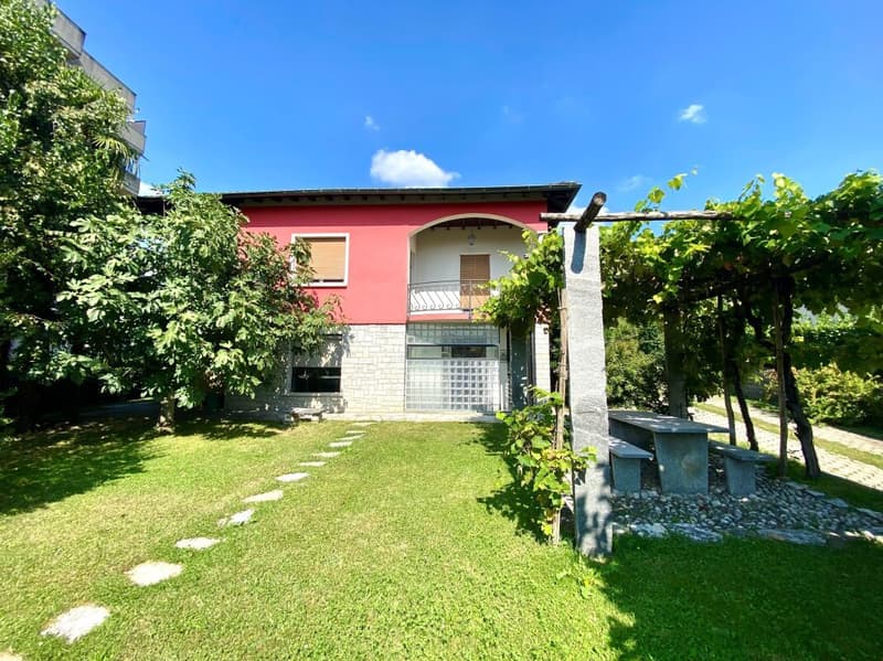 Detached house with garden and garage (1)