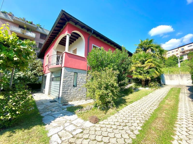 Detached house with garden and garage (2)
