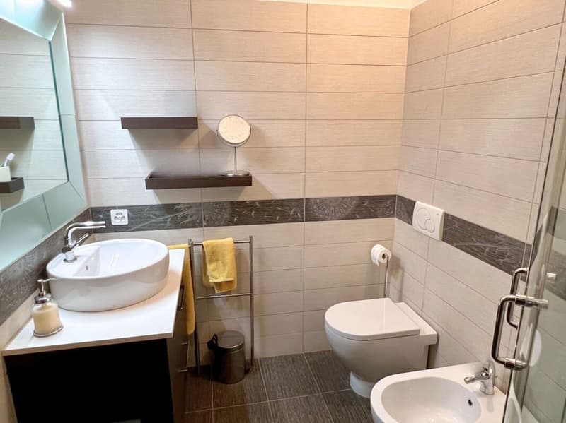 Elegant villa with large garden and two attached apartments (15)
