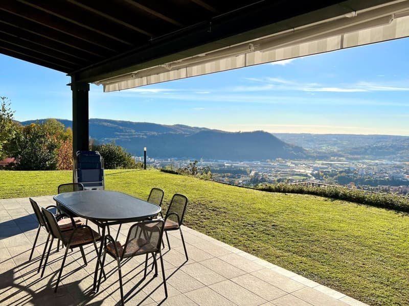 Elegant villa with large garden and two attached apartments (1)