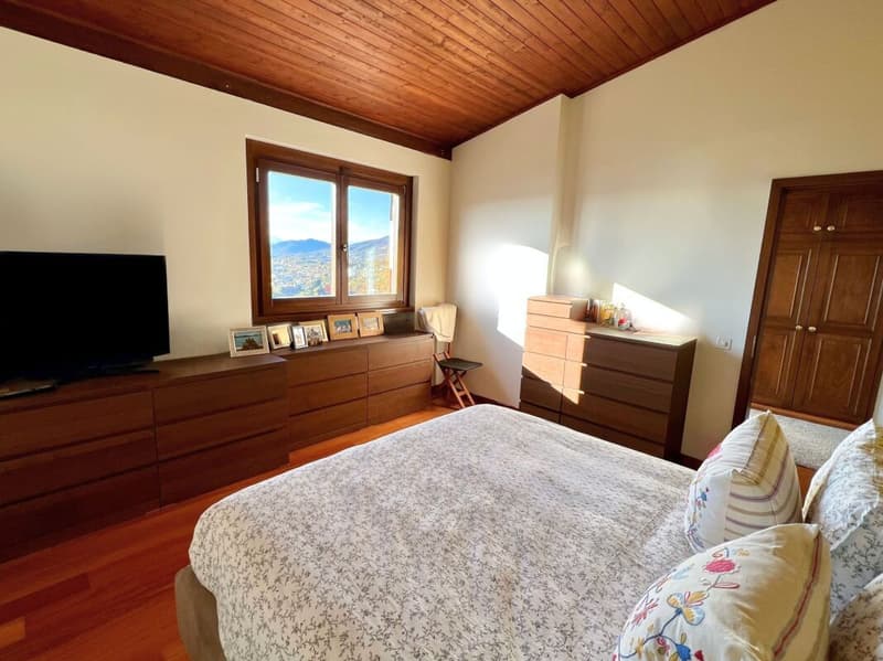 Elegant villa with large garden and two attached apartments (7)