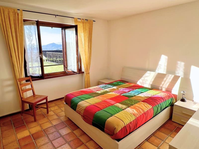 Elegant villa with large garden and two attached apartments (11)