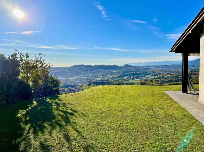 Elegant villa with large garden and two attached apartments (19)