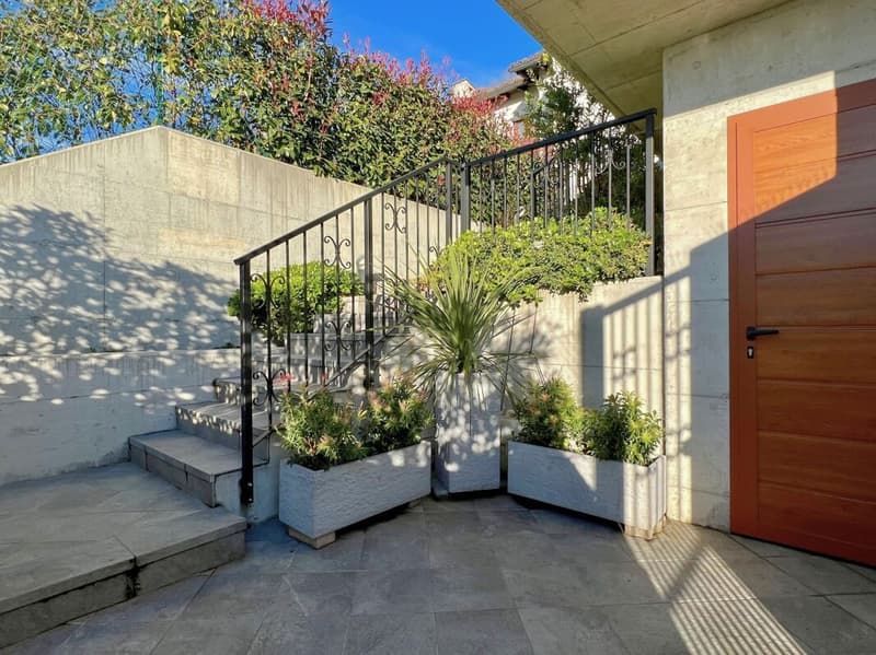 Elegant villa with large garden and two attached apartments (3)