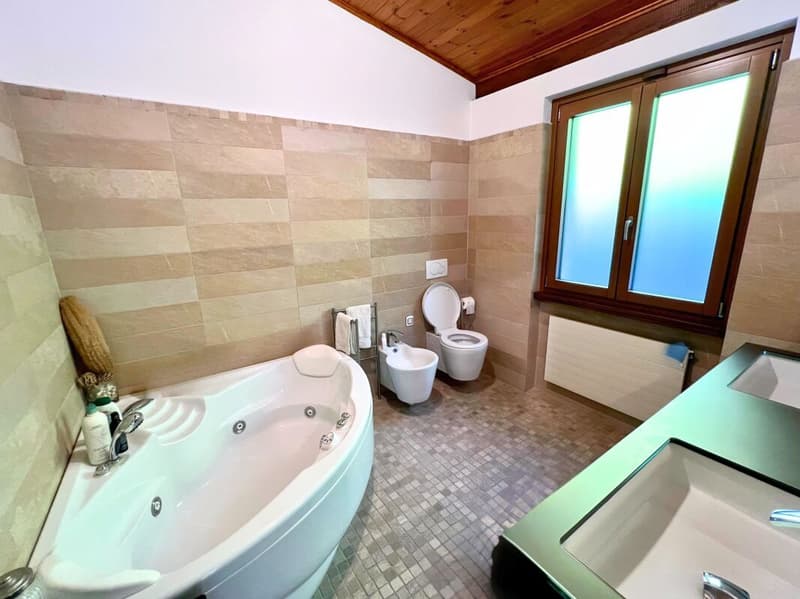 Elegant villa with large garden and two attached apartments (14)