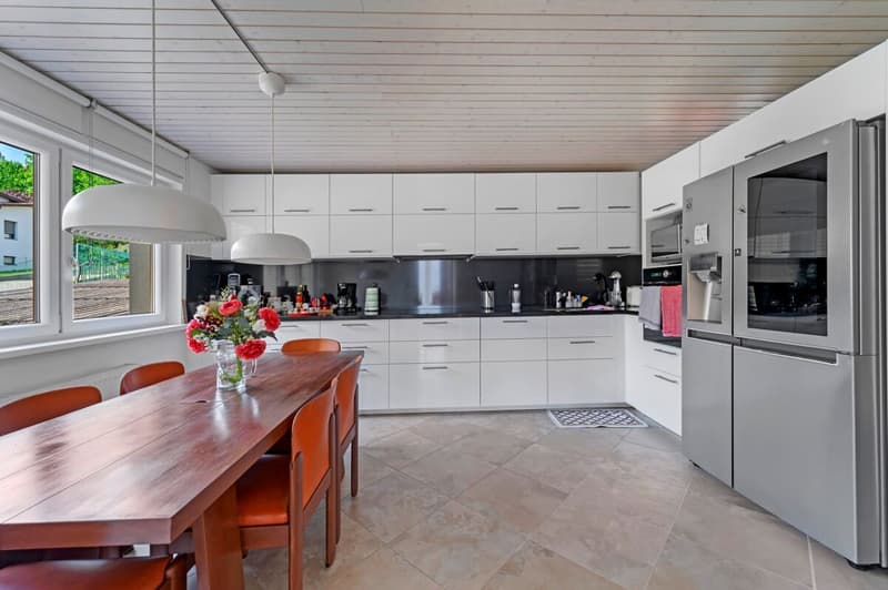 Spacious residential and commercial property with a view (10)