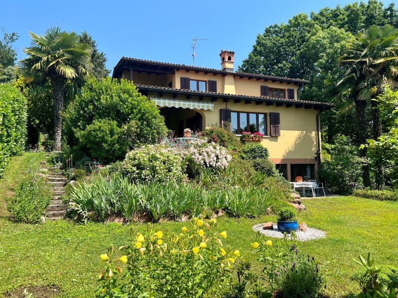 Superbe et caractéristique maison immergée dans le vert (1)