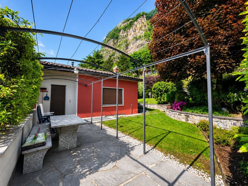 Prächtige Uni-Bi-Familien-Villa mit gepflegtem Garten, optimaler Ausrichtung und freier Sicht (28)