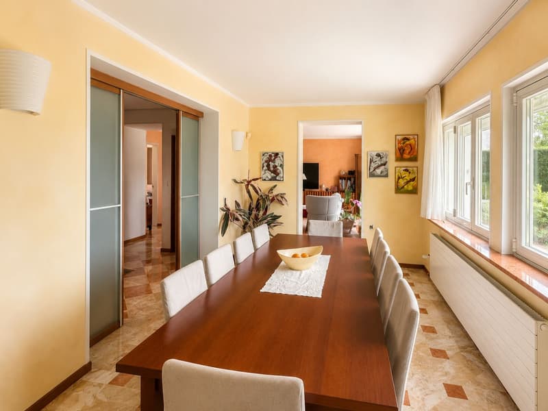 Prächtige Uni-Bi-Familien-Villa mit gepflegtem Garten, optimaler Ausrichtung und freier Sicht (9)