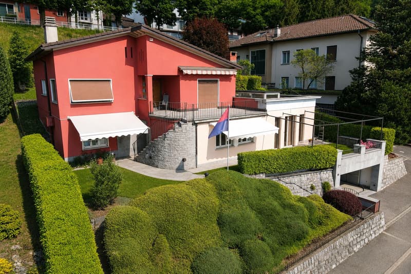 Prächtige Uni-Bi-Familien-Villa mit gepflegtem Garten, optimaler Ausrichtung und freier Sicht (1)
