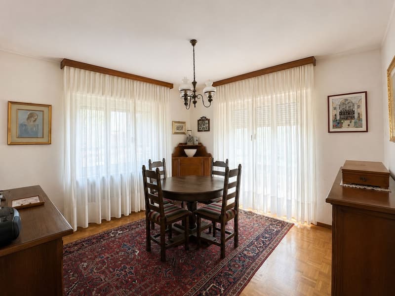 Prächtige Uni-Bi-Familien-Villa mit gepflegtem Garten, optimaler Ausrichtung und freier Sicht (18)