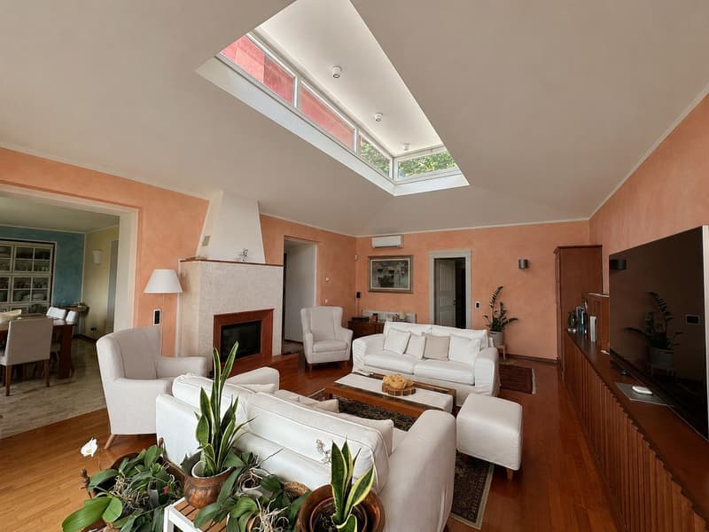 Prächtige Uni-Bi-Familien-Villa mit gepflegtem Garten, optimaler Ausrichtung und freier Sicht (5)