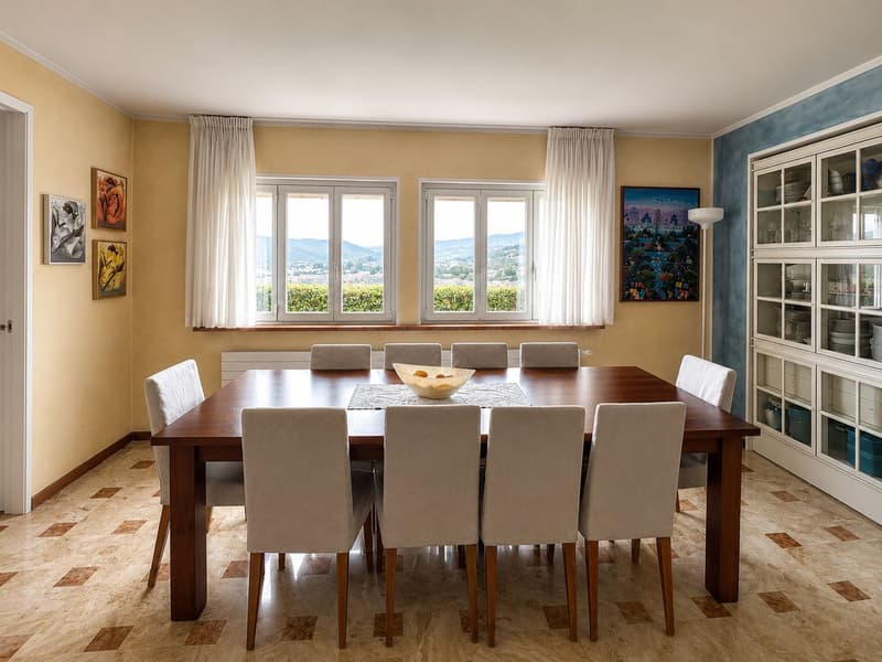 Prächtige Uni-Bi-Familien-Villa mit gepflegtem Garten, optimaler Ausrichtung und freier Sicht (8)